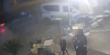 cesmede-otomobilin-polis-aracina-carptigi-anlar-kameraya-yansidi-UpJipXja.jpg