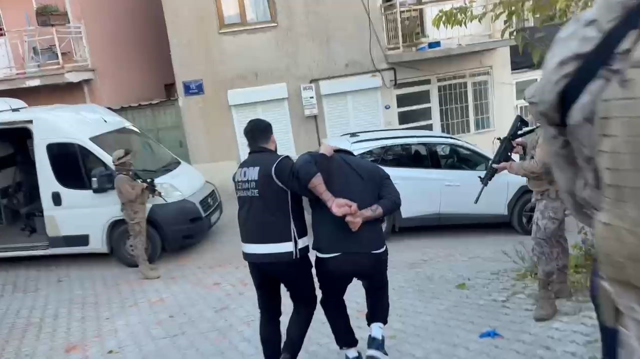 cesmede ozel harekat destekli operasyon 6 ayri suctan aranan firari yakalandi 0 mLJjjWa2