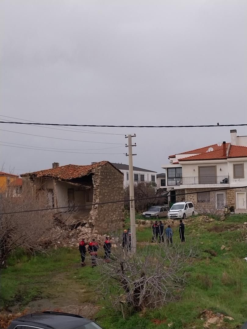 Çeşme’de sağanak yağış ve fırtına günlük yaşamı zorlaştırdı 4 cesmede saganak yagis ve firtina gunluk yasami zorlastirdi 0 spi6WXL4