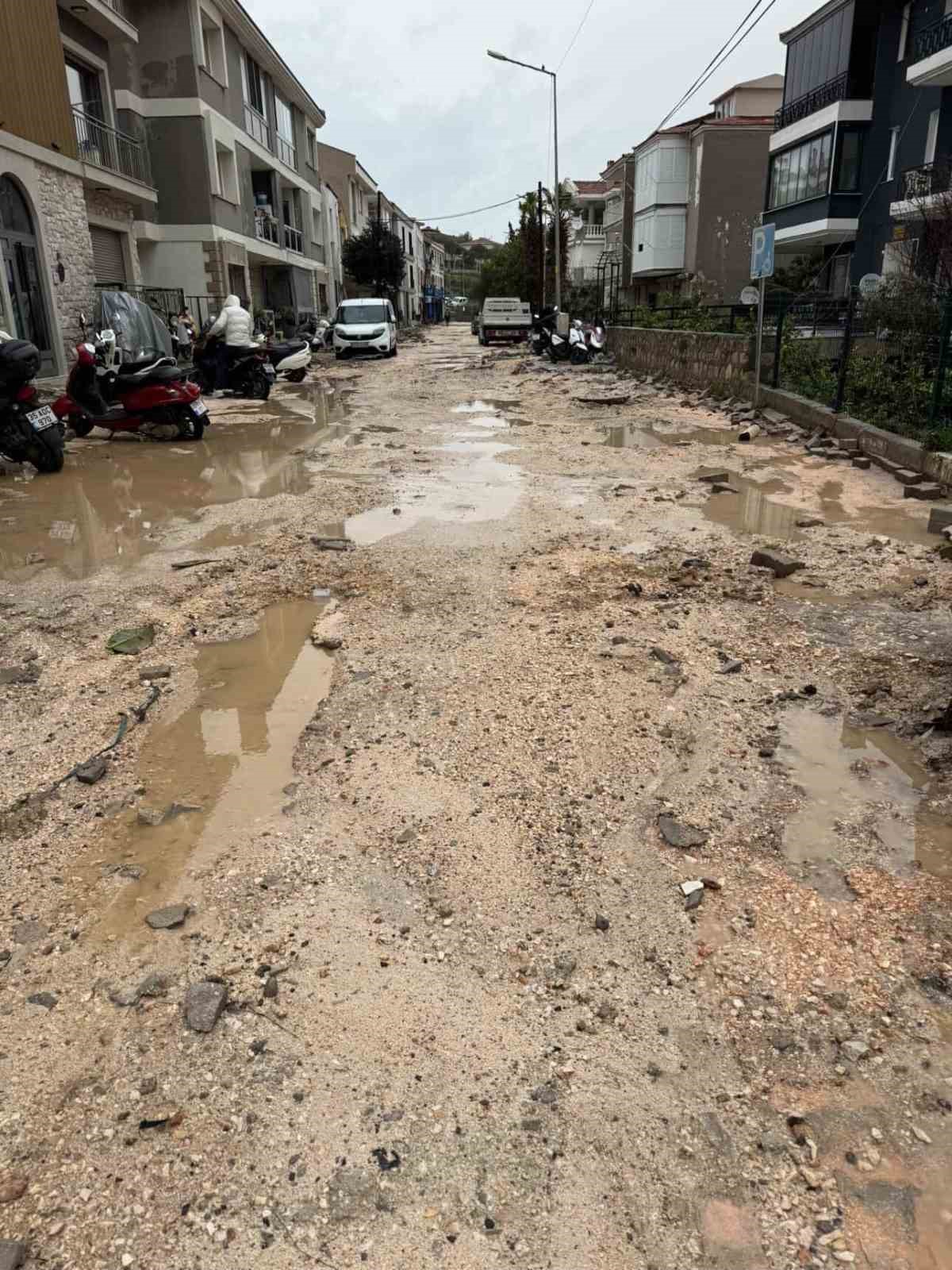 Çeşme’de sağanak yağış ve fırtına günlük yaşamı zorlaştırdı 7 cesmede saganak yagis ve firtina gunluk yasami zorlastirdi 3 SkVP96jE
