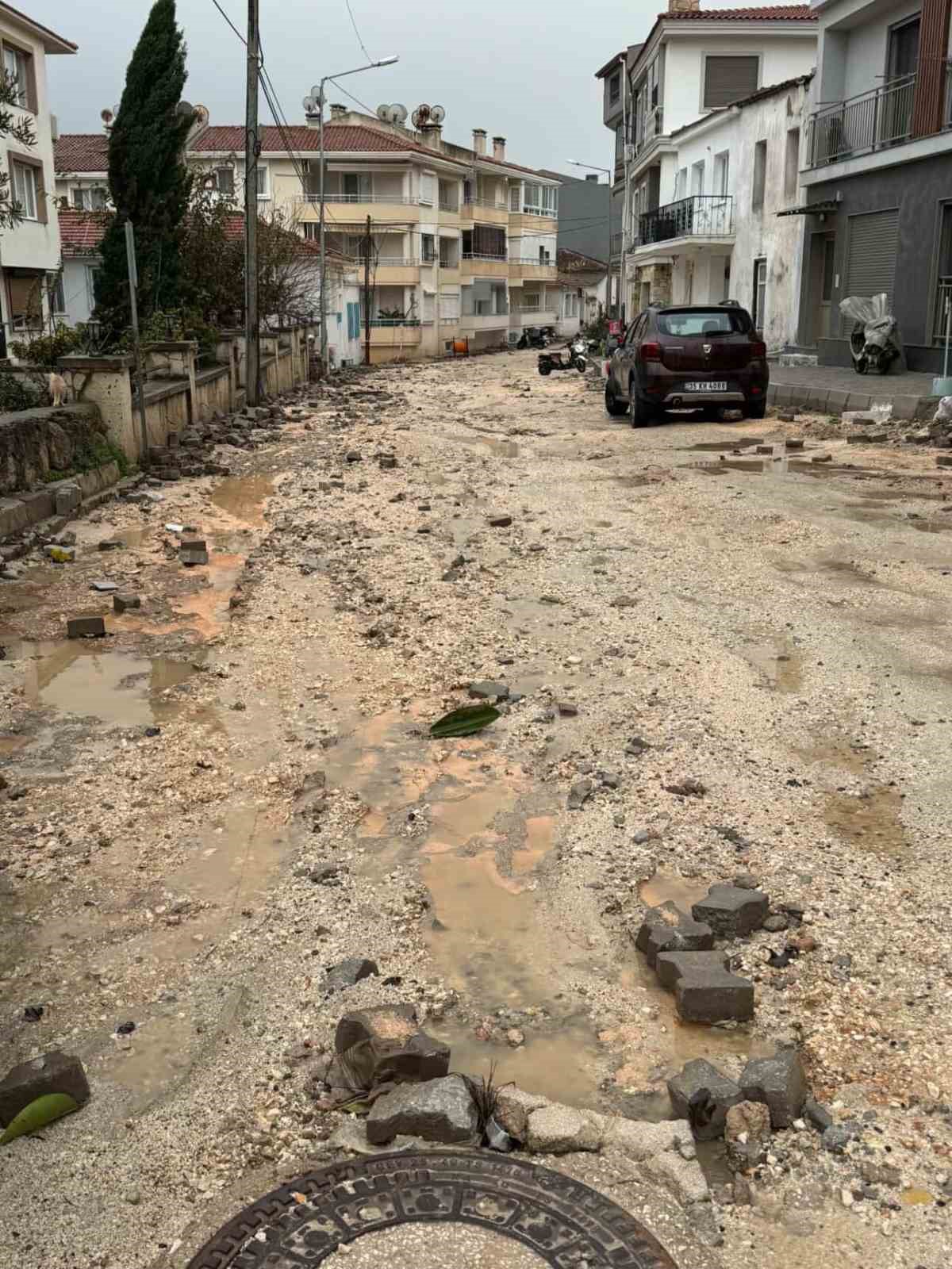 Çeşme’de sağanak yağış ve fırtına günlük yaşamı zorlaştırdı 8 cesmede saganak yagis ve firtina gunluk yasami zorlastirdi 4