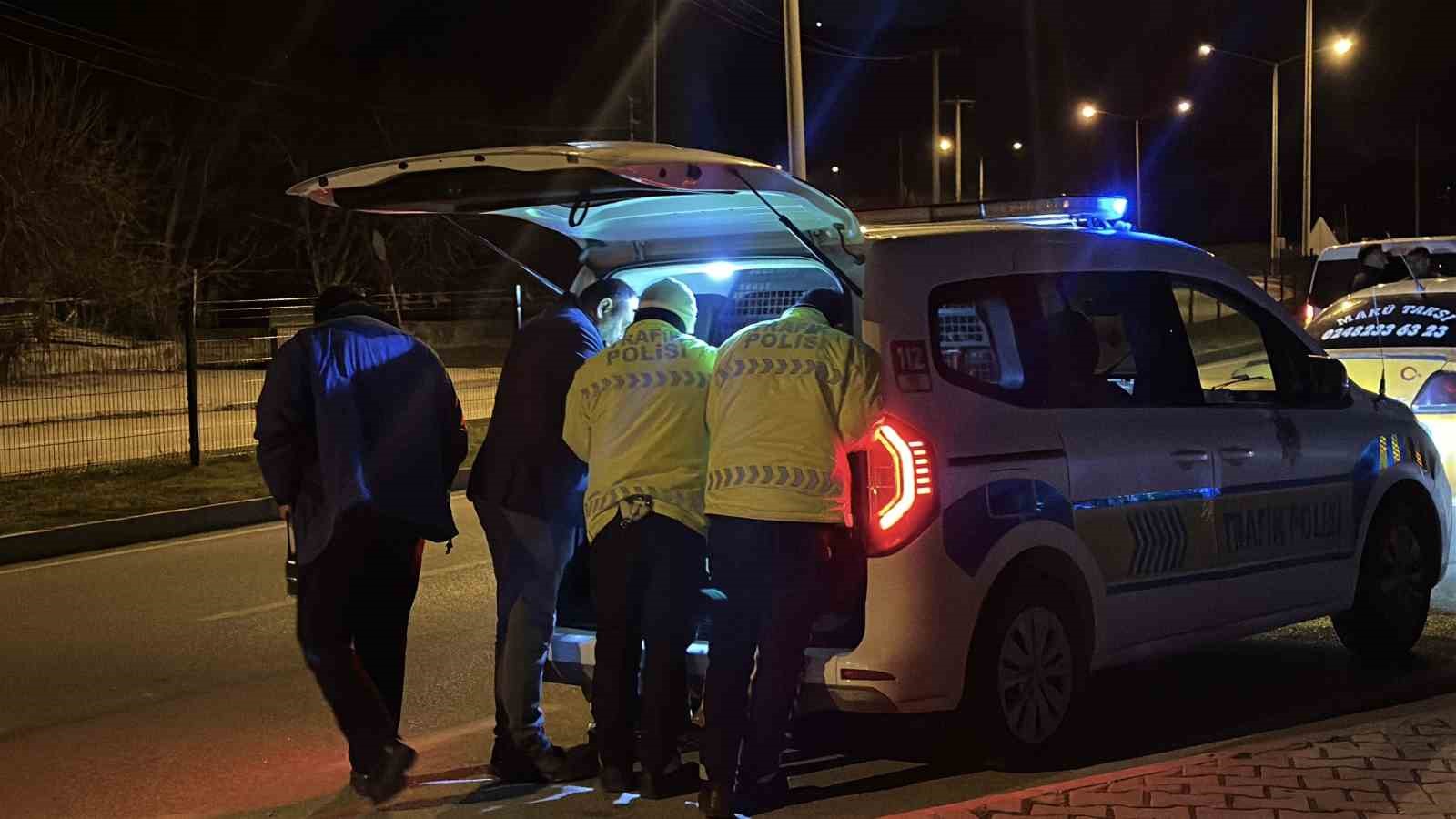Çevirmeden kaçan alkollü sürücü yakalandı, polise zor anlar yaşattı 4 cevirmeden kacan alkollu surucu yakalandi polise zor anlar yasatti 0 p9AqLqK5