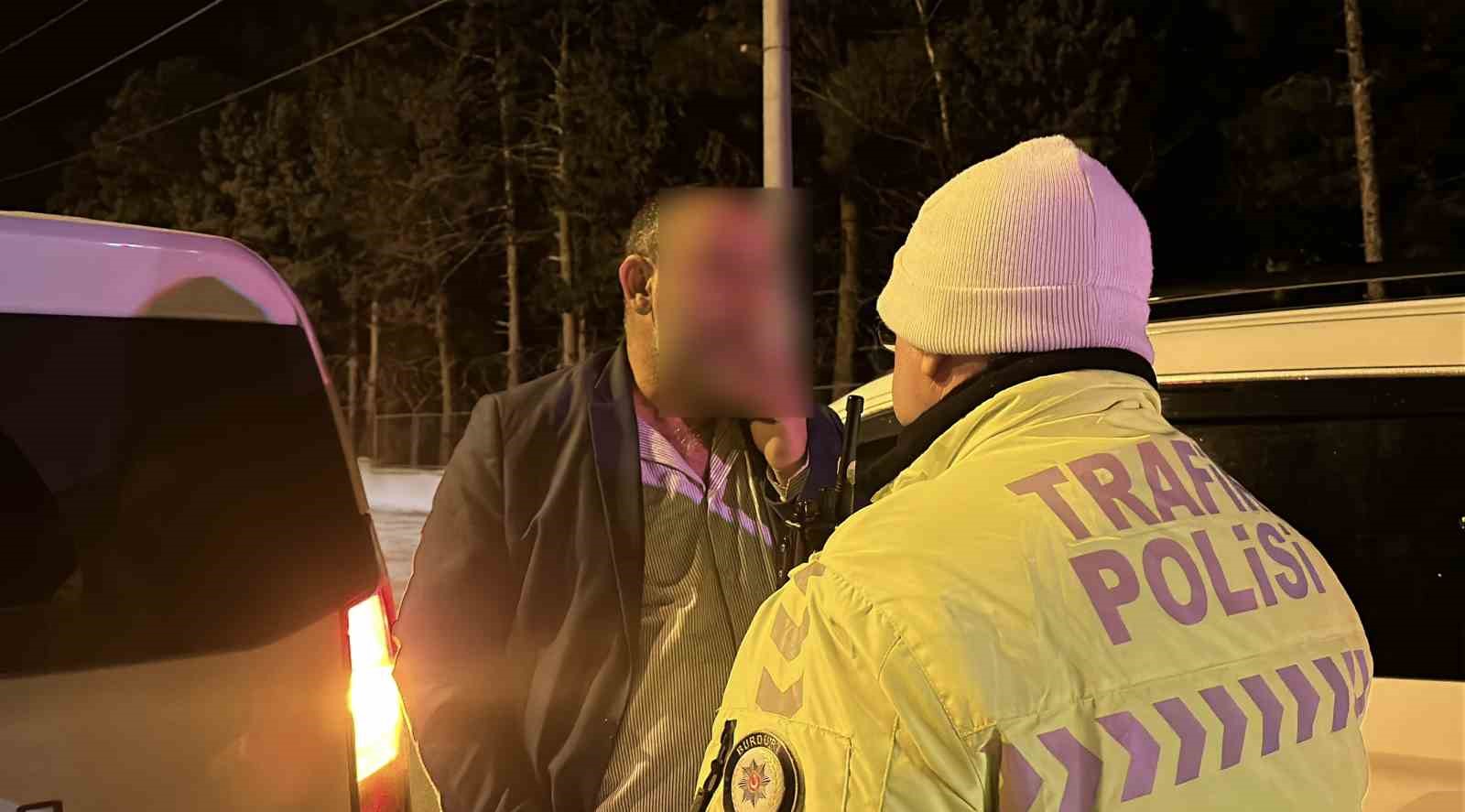 Çevirmeden kaçan alkollü sürücü yakalandı, polise zor anlar yaşattı 5 cevirmeden kacan alkollu surucu yakalandi polise zor anlar yasatti 1 ZQh1qr6N