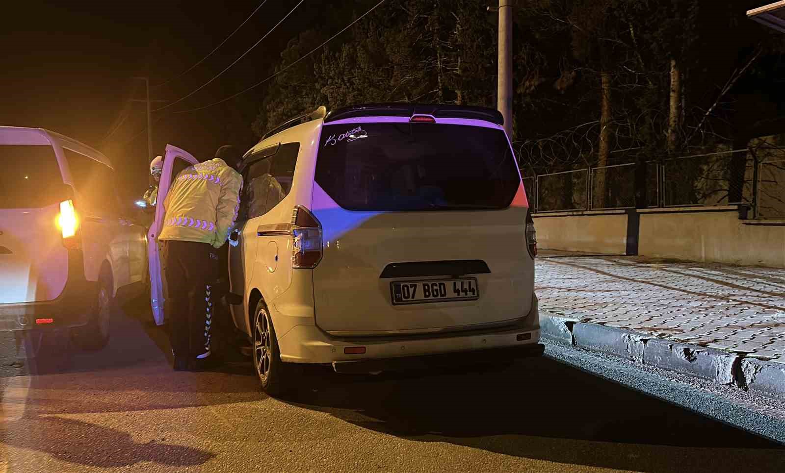 Çevirmeden kaçan alkollü sürücü yakalandı, polise zor anlar yaşattı 7 cevirmeden kacan alkollu surucu yakalandi polise zor anlar yasatti 3 2cBphdTk