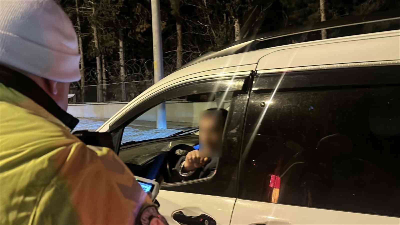 Çevirmeden kaçan alkollü sürücü yakalandı, polise zor anlar yaşattı 8 cevirmeden kacan alkollu surucu yakalandi polise zor anlar yasatti 4 KDfC5qeV