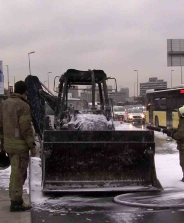 cevizlibagda-is-makinesi-alevlere-teslim-oldu-cWq6gzg5.jpg
