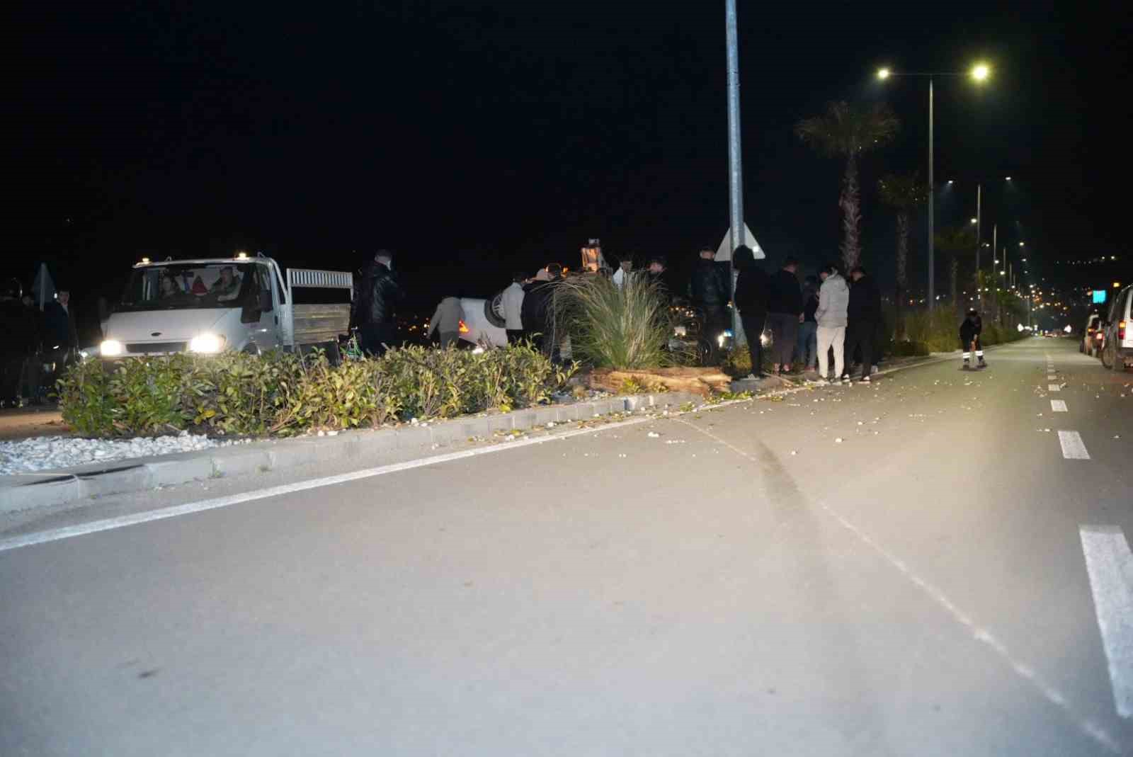 cevre yolunda yaris yapan luks arac hakimiyetini kaybetmesi sonucu once refujdeki agaca ardindan karsi IOHO8uOL