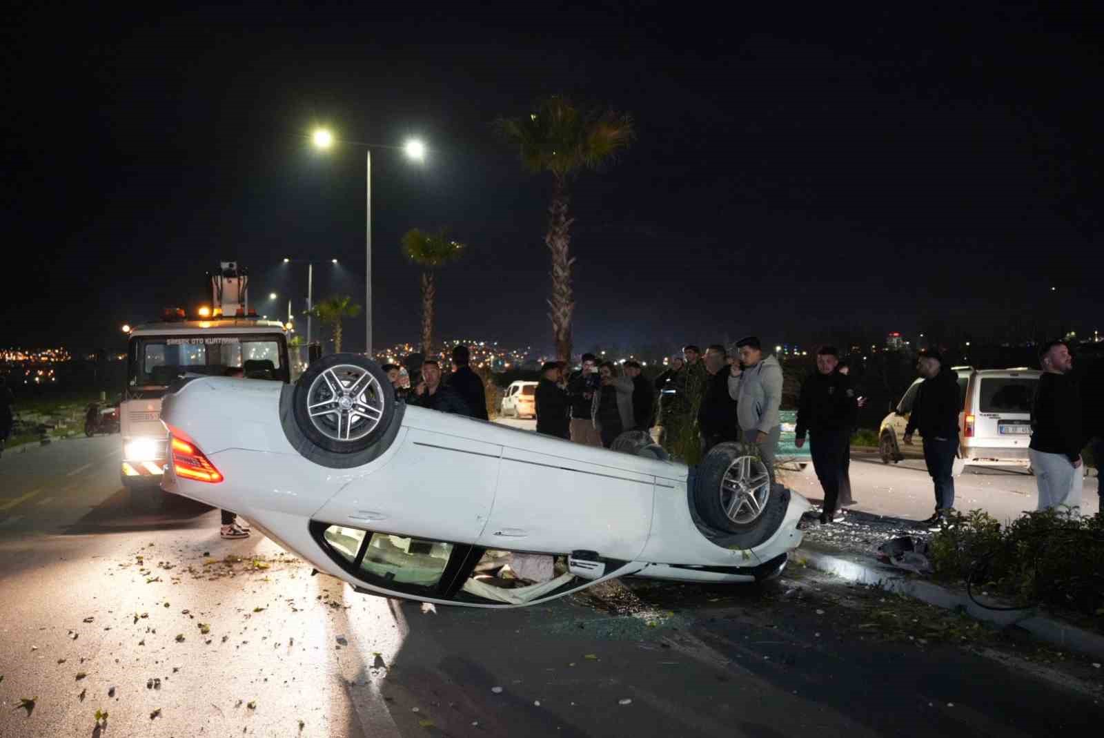 cevre yolunda yaris yapan luks arac hakimiyetini kaybetmesi sonucu once refujdeki agaca ardindan karsi gi2AVVVC
