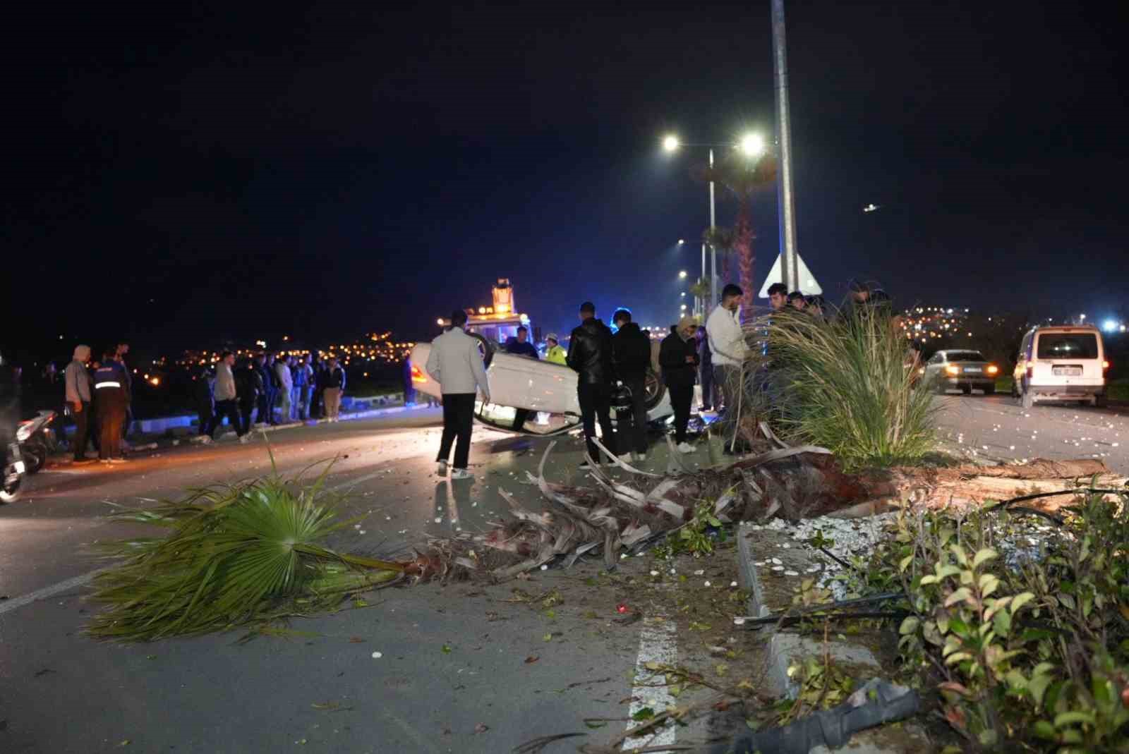 cevre yolunda yaris yapan luks arac hakimiyetini kaybetmesi sonucu once refujdeki agaca ardindan karsi iL7O7YBb
