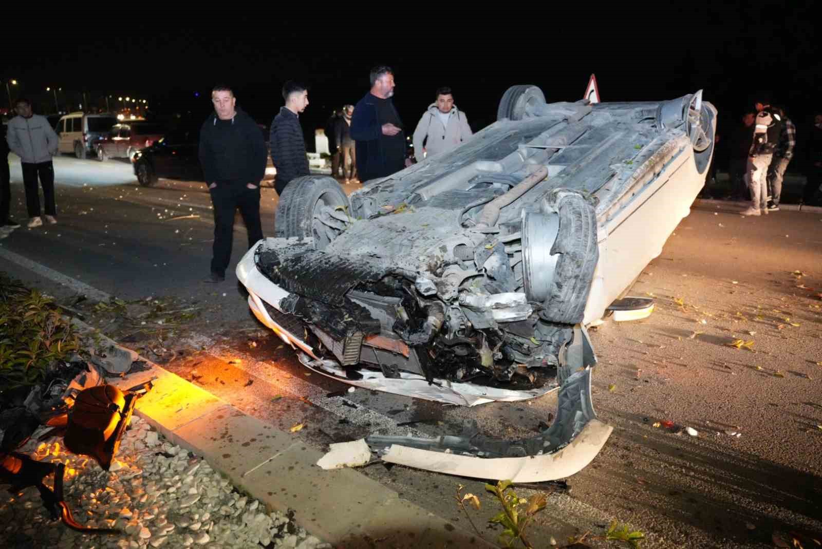 cevre yolunda yaris yapan luks arac hakimiyetini kaybetmesi sonucu once refujdeki agaca ardindan karsi klb9gJnK
