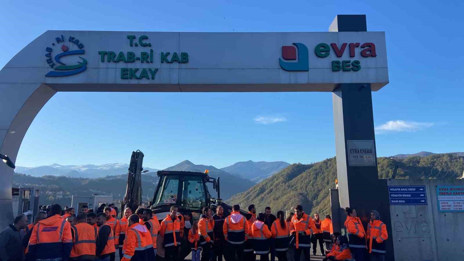 cevreye yaydigi kotu kokular ile gundemdeydi simdi ise maaslarini alamayan iscilerin eylemi ile gundemde QTNBvOGO