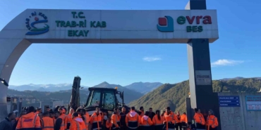 cevreye-yaydigi-kotu-kokular-ile-gundemdeydi-simdi-ise-maaslarini-alamayan-iscilerin-eylemi-ile-gundemde-h2hSAJC8.jpg