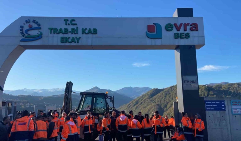 cevreye-yaydigi-kotu-kokular-ile-gundemdeydi-simdi-ise-maaslarini-alamayan-iscilerin-eylemi-ile-gundemde-h2hSAJC8.jpg