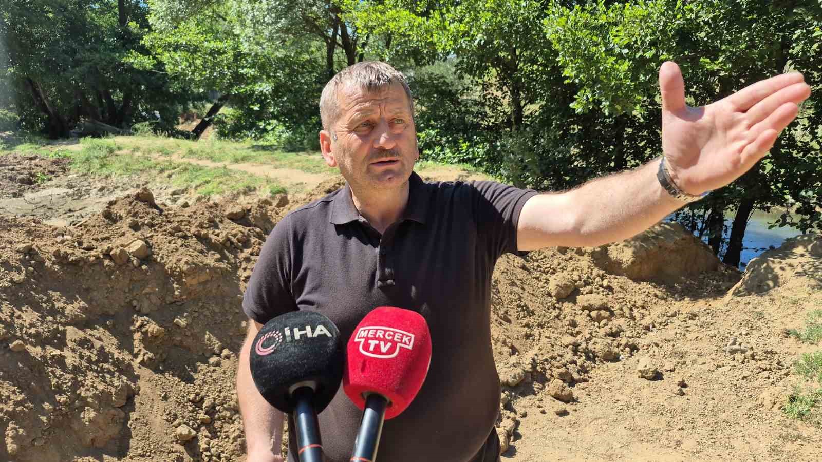 Çevreyi kirleten piknikçilere kızan muhtar yeniden hendek kazdırdı 4 cevreyi kirleten piknikcilere kizan muhtar yeniden hendek kazdirdi 0 jHtbXaXl