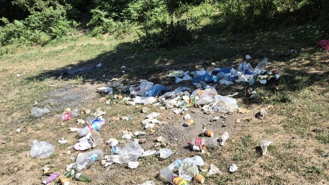 Çevreyi kirleten piknikçilere kızan muhtar yeniden hendek kazdırdı 7 cevreyi kirleten piknikcilere kizan muhtar yeniden hendek kazdirdi 3 HvppBpbu