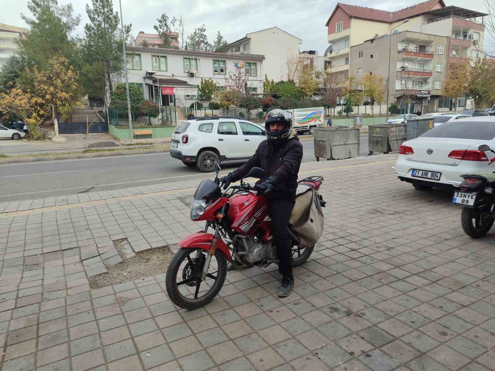 ceza yedi kaski basina gecirerek motosiklet suruculerine uyarida bulundu 0 5VXVBufg