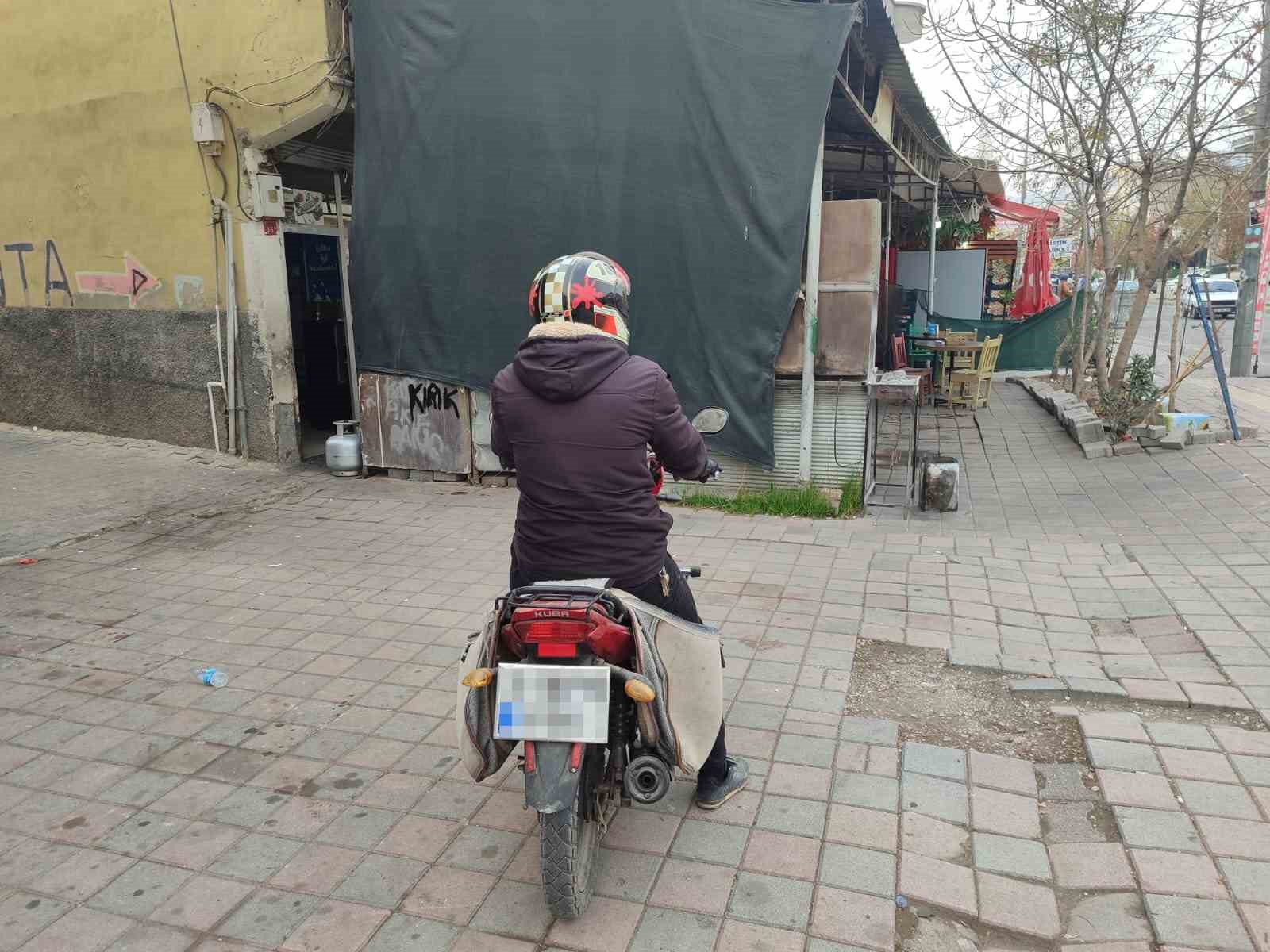 ceza yedi kaski basina gecirerek motosiklet suruculerine uyarida bulundu 1 KQdZMA7D