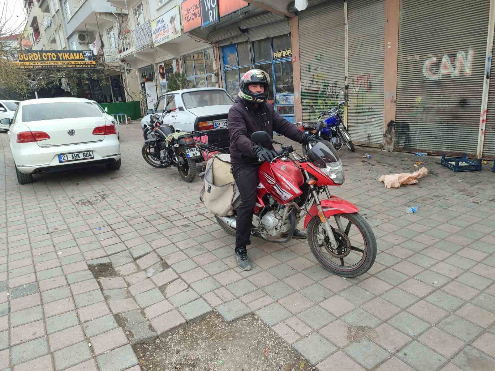ceza yedi kaski basina gecirerek motosiklet suruculerine uyarida bulundu 2 5dLbqhtb