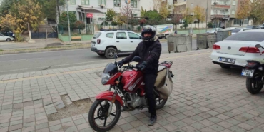 ceza-yedi-kaski-basina-gecirerek-motosiklet-suruculerine-uyarida-bulundu-KjZyGZ62.jpg