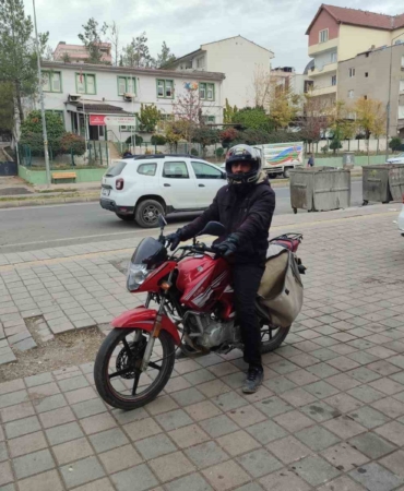 ceza-yedi-kaski-basina-gecirerek-motosiklet-suruculerine-uyarida-bulundu-KjZyGZ62.jpg