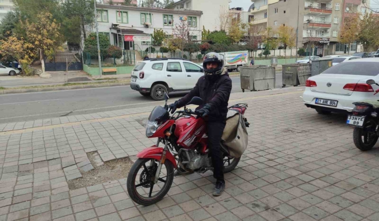 ceza-yedi-kaski-basina-gecirerek-motosiklet-suruculerine-uyarida-bulundu-KjZyGZ62.jpg