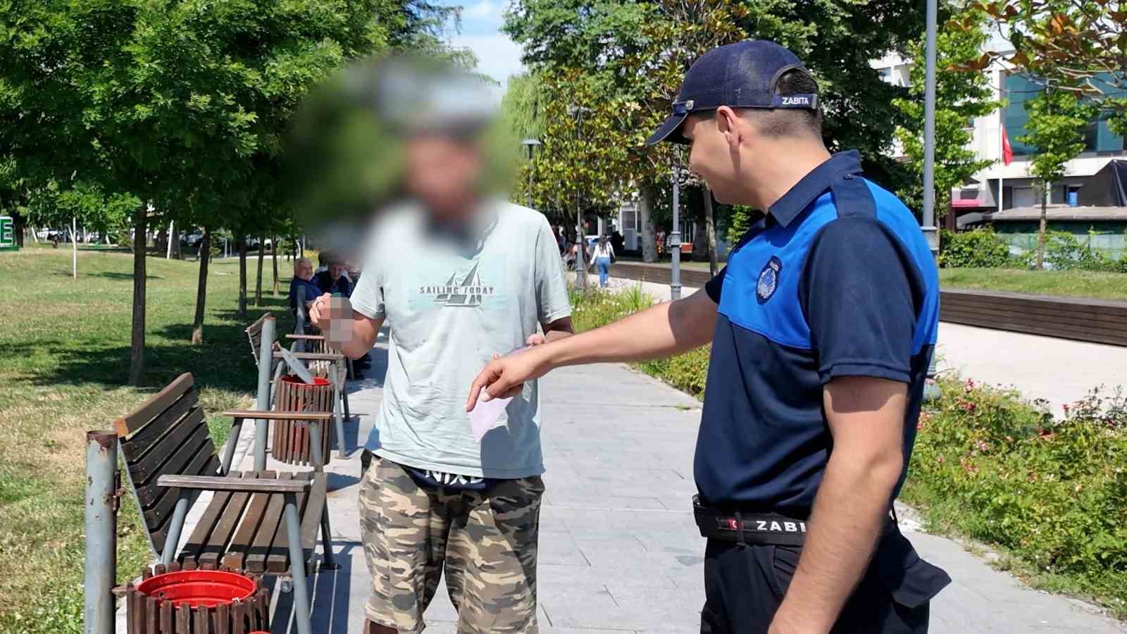 ceza yedi sigarayi biraktim diyerek paketi cope atti 2 fyiB85ri