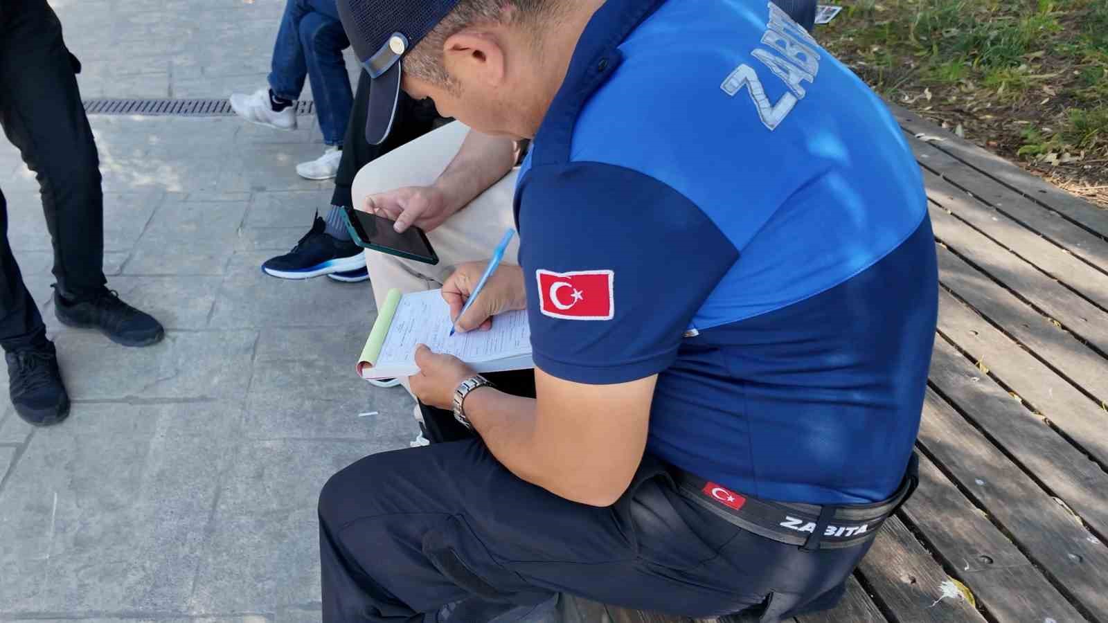 ceza yedi sigarayi biraktim diyerek paketi cope atti 4 uZ21YEPf