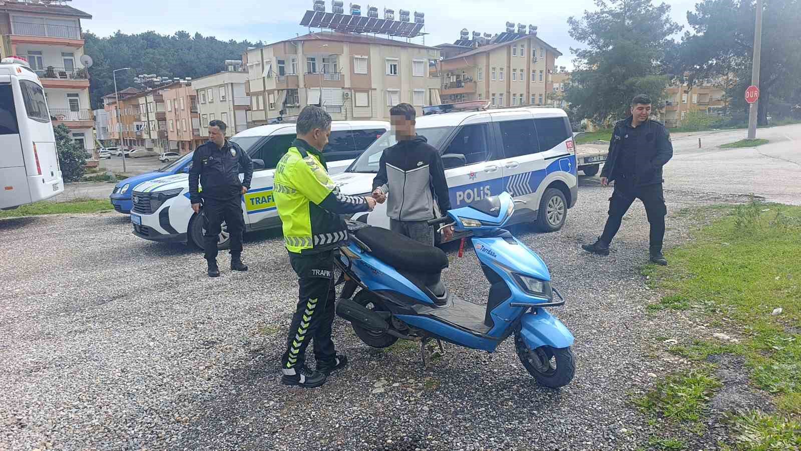 Ceza yememek için plakayı kapattı: 223 bin 719 TL ceza yedi 4 ceza yememek icin plakayi kapatti 223 bin 719 tl ceza yedi 0 RA3l4SWO