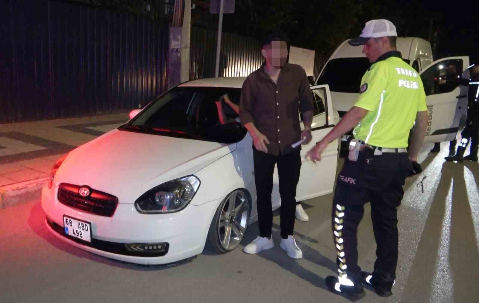 Ceza yese de üslubuyla hem polisi hem de gazetecileri şaşırttı 4 ceza yese de uslubuyla hem polisi hem de gazetecileri sasirtti 0 UF14GH9h