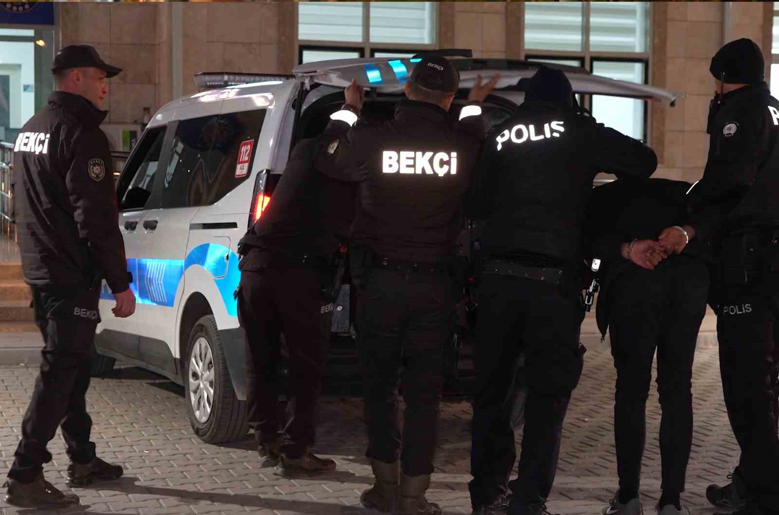 cezaevi firarisinin kacis denemesi basarisiz oldu kilometrelerce suren kovalamaca sonrasi yakalandi 2