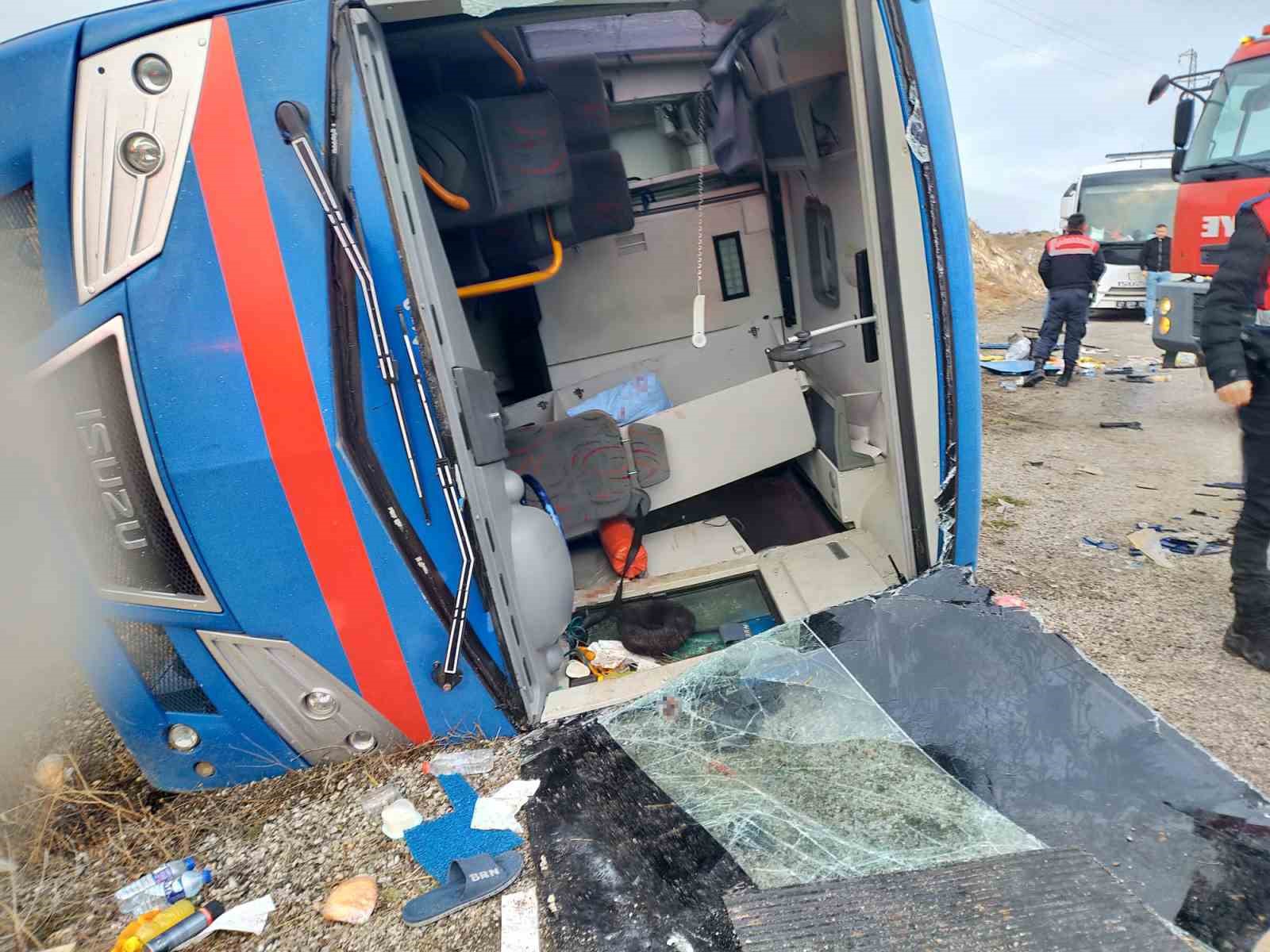 Cezaevi nakil aracı devrildi, aralarında mahkûmların da bulunduğu 5 kişi yaralandı 6 cezaevi nakil araci devrildi aralarinda mahk mlarin da bulundugu 5 kisi yaralandi 2