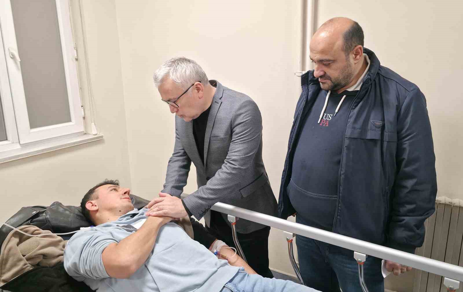 Cezaevi otobüsü kaza yaptı, Vali Şimşek yaralıları ziyaret etti 4 cezaevi otobusu kaza yapti vali simsek yaralilari ziyaret etti 0