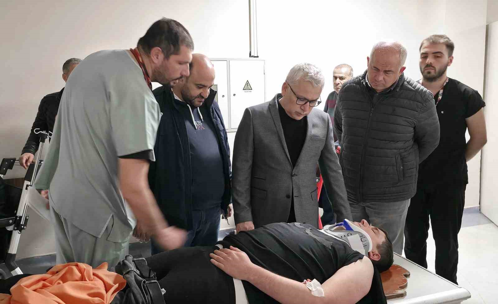Cezaevi otobüsü kaza yaptı, Vali Şimşek yaralıları ziyaret etti 7 cezaevi otobusu kaza yapti vali simsek yaralilari ziyaret etti 3 T2zC2hld