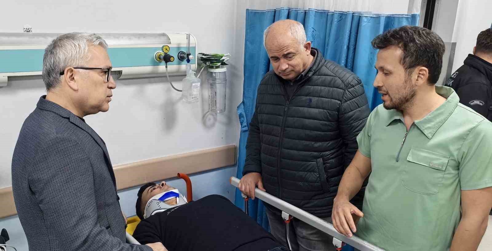 Cezaevi otobüsü kaza yaptı, Vali Şimşek yaralıları ziyaret etti 8 cezaevi otobusu kaza yapti vali simsek yaralilari ziyaret etti 4 J9lIC1aN