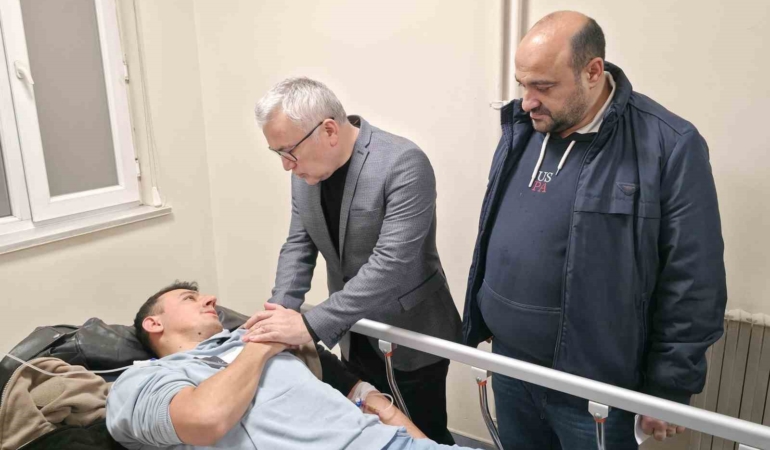 cezaevi-otobusu-kaza-yapti-vali-simsek-yaralilari-ziyaret-etti-hsYEsgTS.jpg