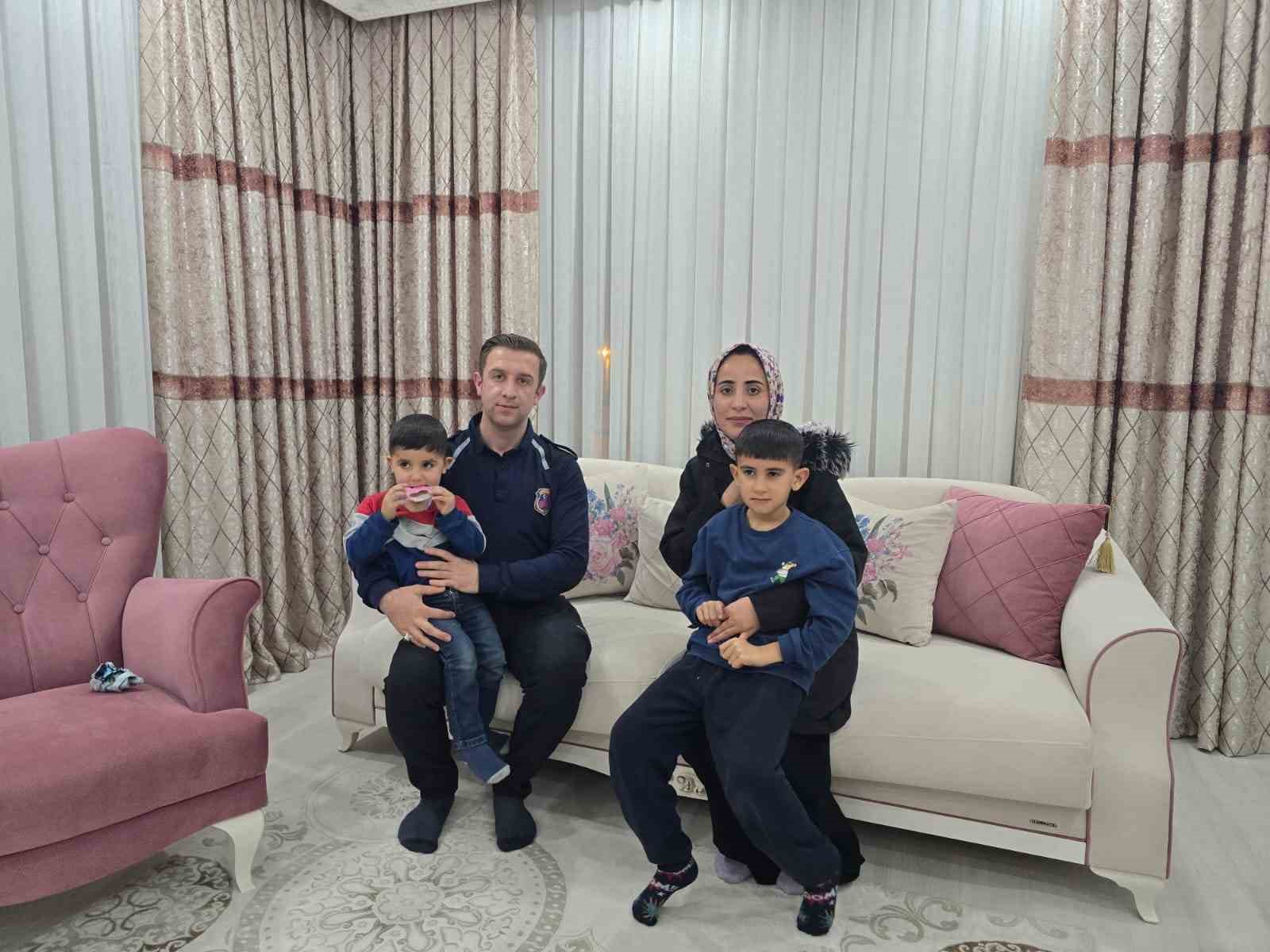 cezaevi personelinden ornek davranis kaza yapan anne ve cocuklari evinde misafir etti 0 P6zBnfWv