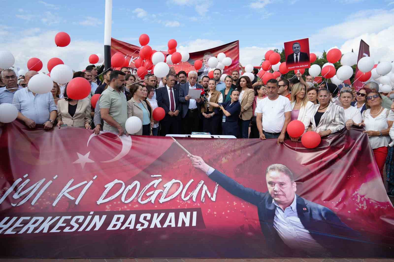 cezaevinde bulunan eski baskan muhittin boceke giyabinda dogum gunu kutlamasi 1 Vl2hlEfp