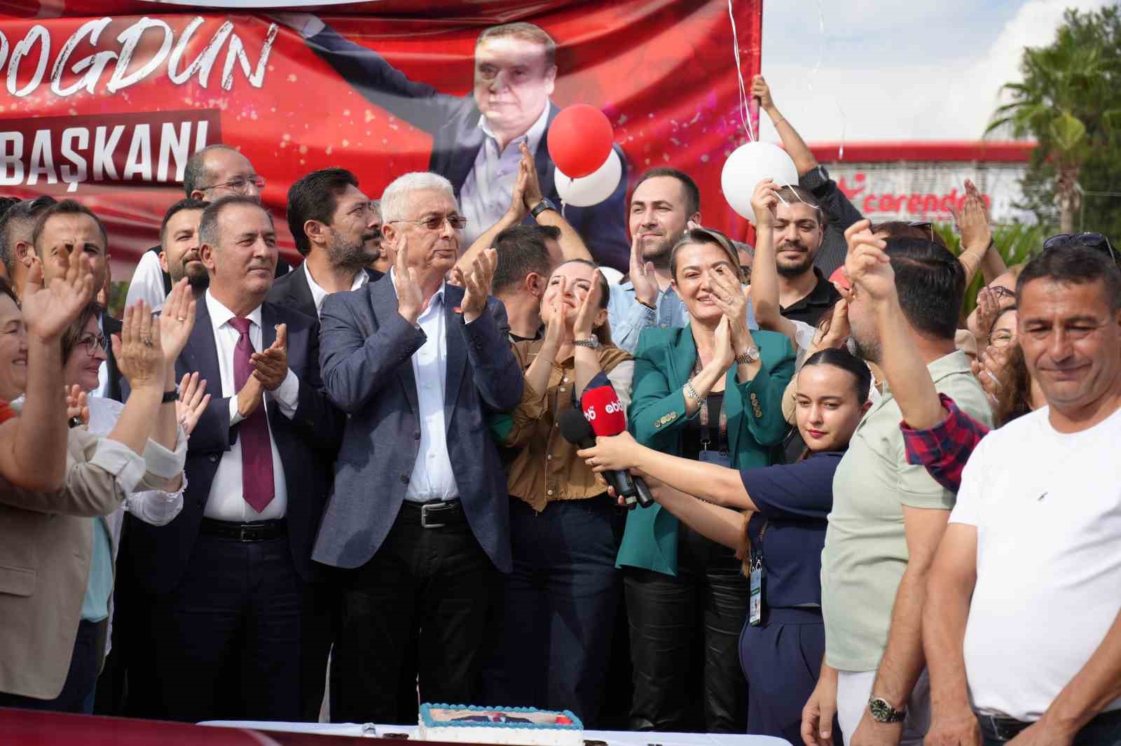 cezaevinde bulunan eski baskan muhittin boceke giyabinda dogum gunu kutlamasi 4 LlVwQjbE