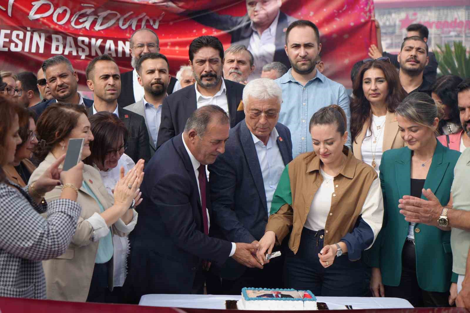 cezaevinde bulunan eski baskan muhittin boceke giyabinda dogum gunu kutlamasi 5 9Rpek3cm