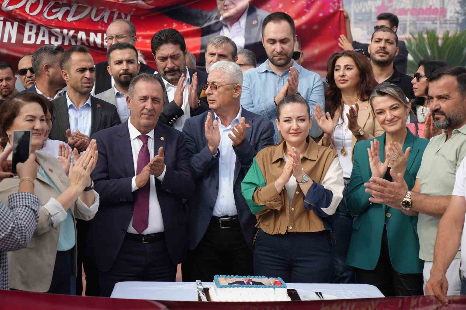 cezaevinde bulunan eski baskan muhittin boceke giyabinda dogum gunu kutlamasi 6 8naVb4iZ