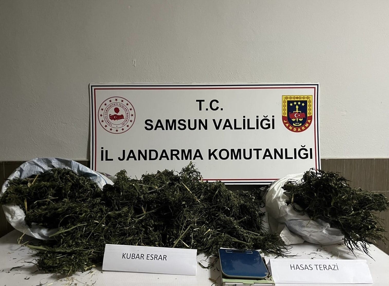 cezaevinde bulunan sahsin evinde 35 kilo esrar ele gecti 0