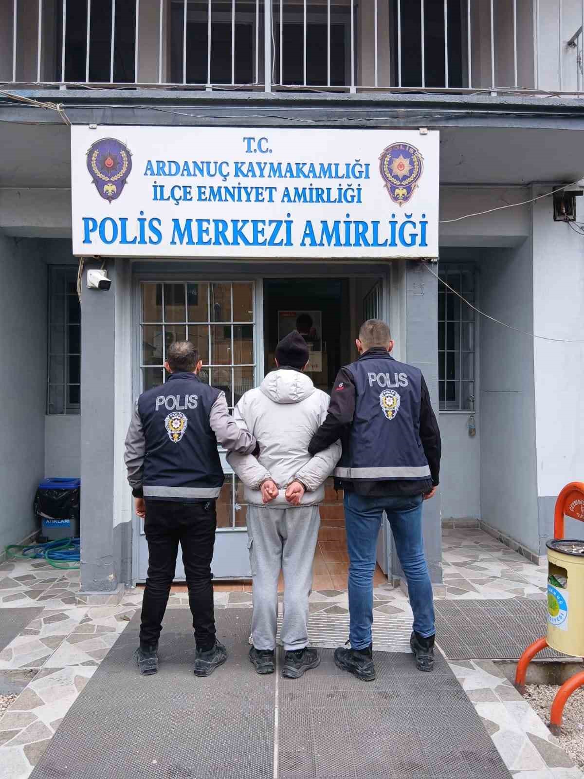 cezaevinden kacti ilce merkezine dogru kosarken kayalik alanda yakalandi 0 3TMydMBd