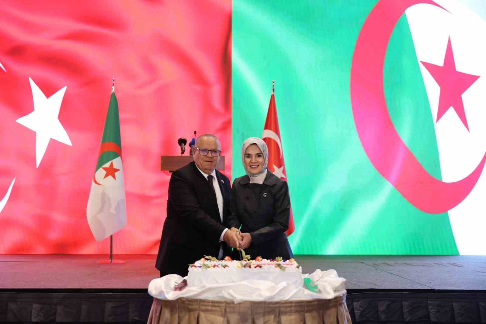 cezayirin bagimsizliginin 71inci yil donumu kutlandi 2 WDHrVwKG