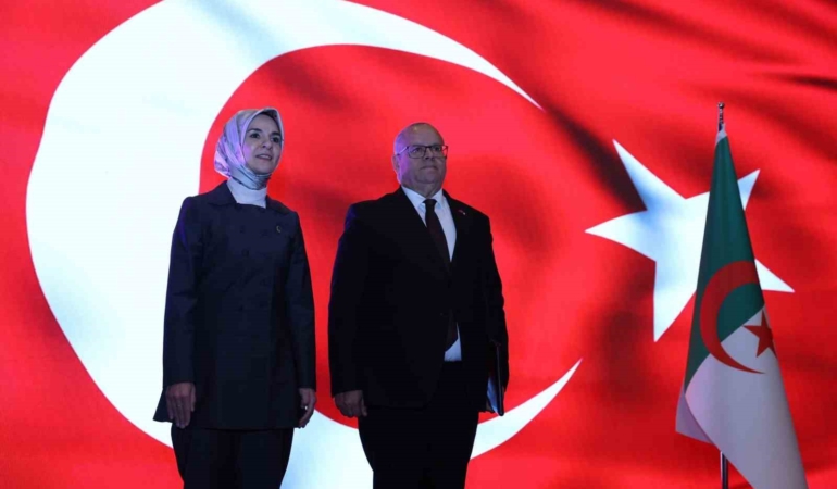 cezayirin-bagimsizliginin-71inci-yil-donumu-kutlandi-64Wdgtsi.jpg