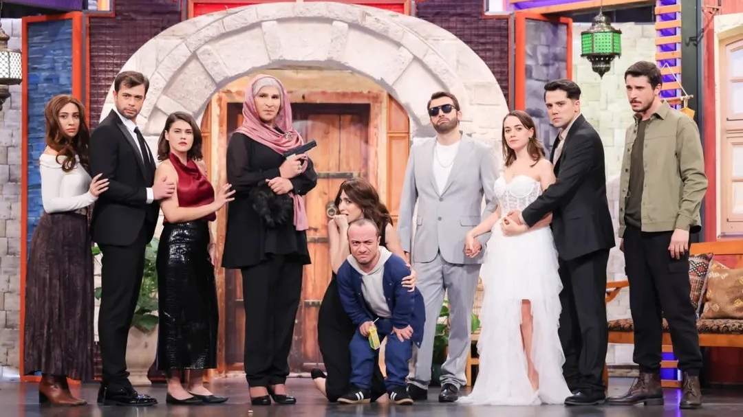 Çok Güzel Hareketler Bunlar’dan Uzak Şehir sürprizi! Evliya Aykan’ın canlandırdığı karakter sosyal medyayı salladı 6 Uzak Şehir, bu kez Çok Güzel Hareketler Bunlar sahnesinde yeniden hayat buluyor.
