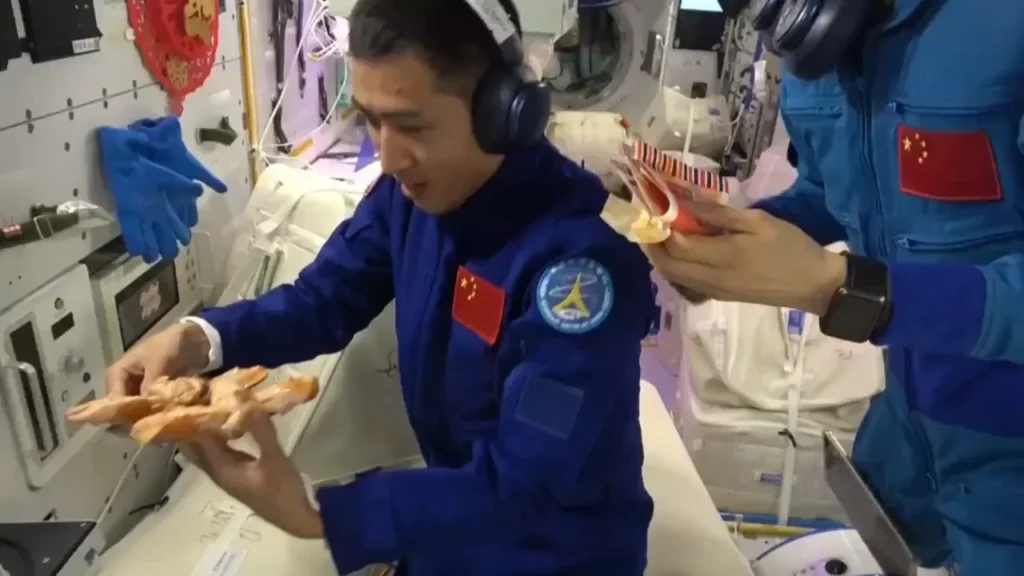 chinese astronauts cook chicken wings in their newly v0 bHoyOGZhcW42NnpmMRINh1Oz7gDgZEifuI LZwELaVNkkcImfEfFXXNFJIz2