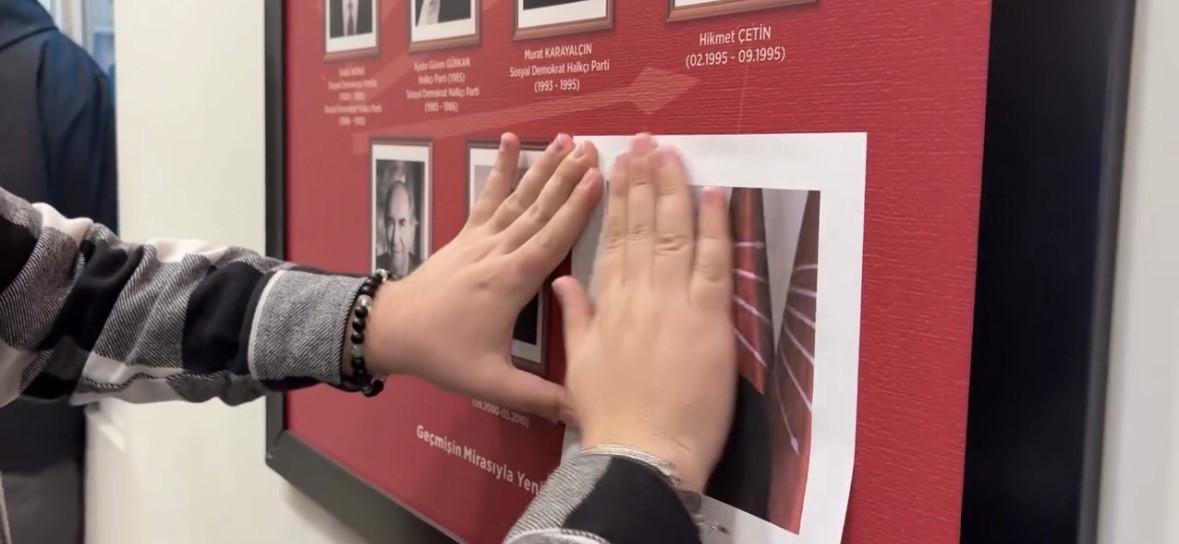 CHP Bolu Gençlik Kolları üyeleri Kılıçdaroğlu’nun fotoğrafının üstüne Özgür Özel’in fotoğrafını yapıştırdı 5 chp bolu genclik kollari uyeleri kilicdaroglunun fotografinin ustune ozgur ozelin fotografini yapistirdi 1 D5b36M9M