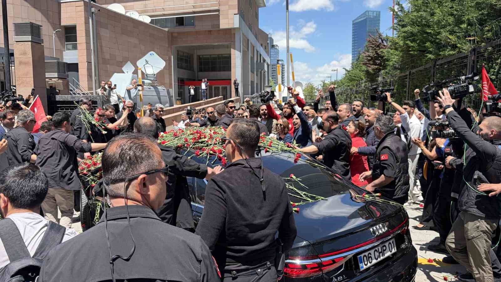 chp genel baskani kilicdaroglu genel merkezde ciceklerle karsilandi 0 Wrq4O95u