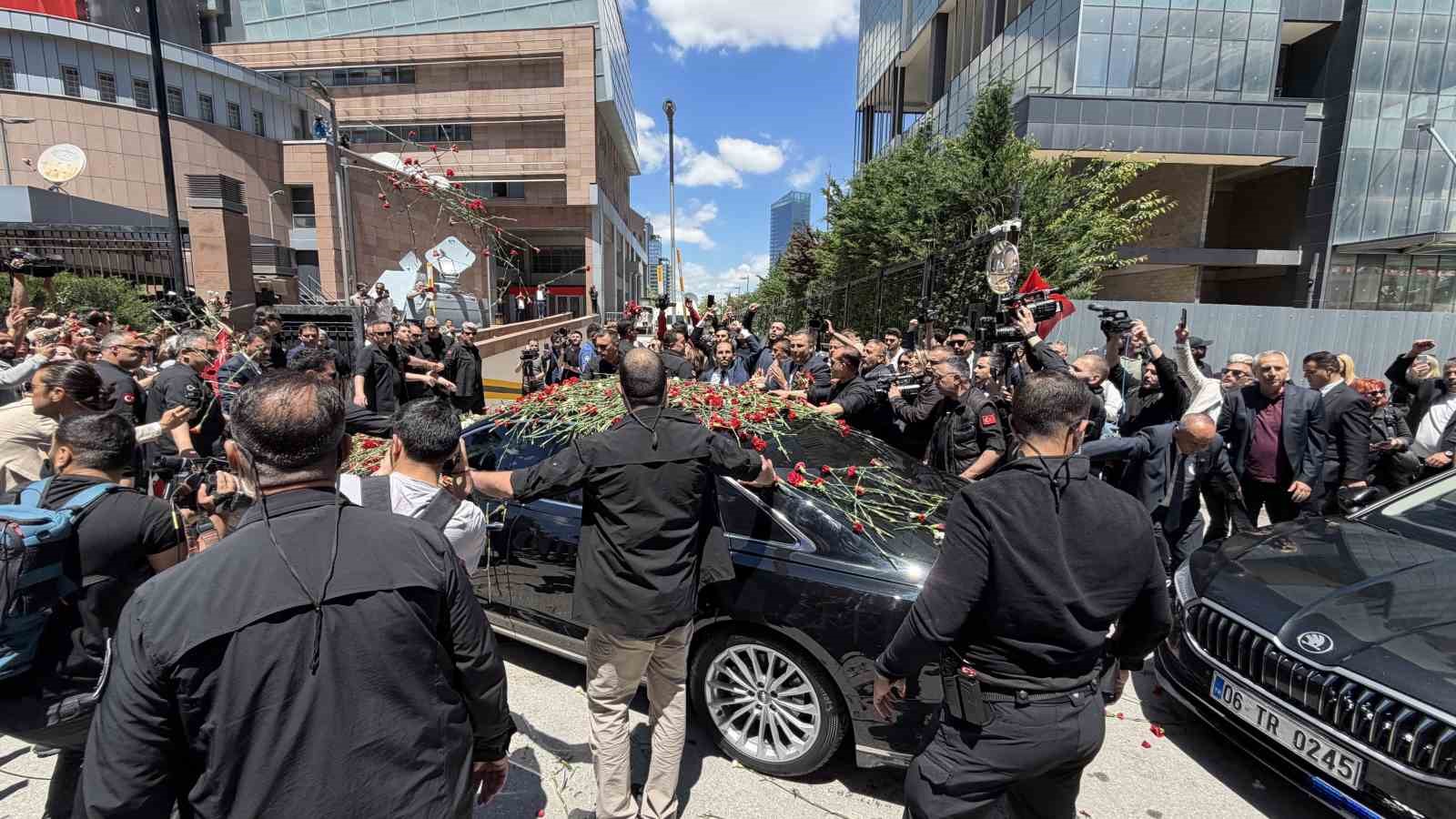 chp genel baskani kilicdaroglu genel merkezde ciceklerle karsilandi 1 fVS1gCQD
