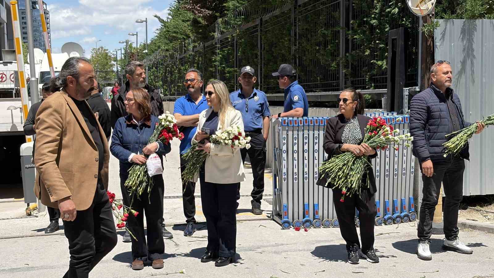 chp genel baskani kilicdaroglu genel merkezde ciceklerle karsilandi 3 Eh3X7tRL